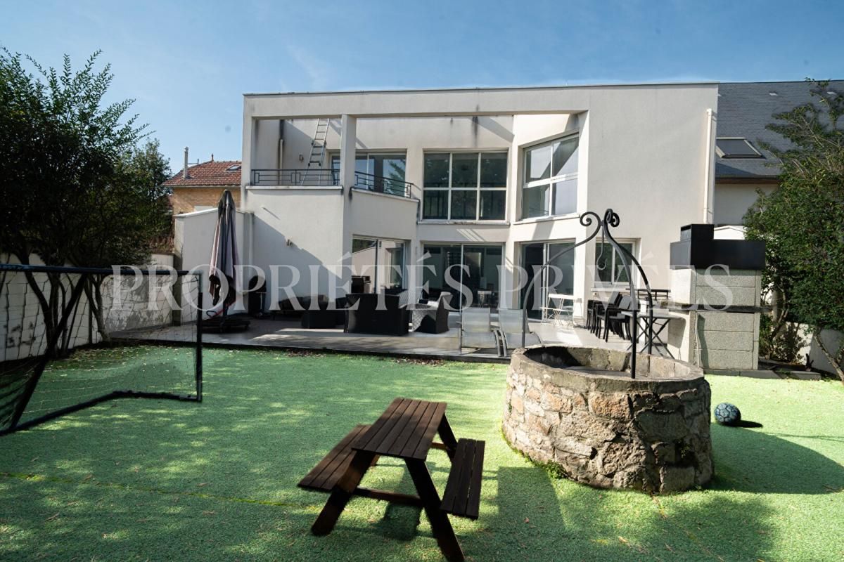 Maison contemporaine écologique avec salle de cinéma haut de gamme