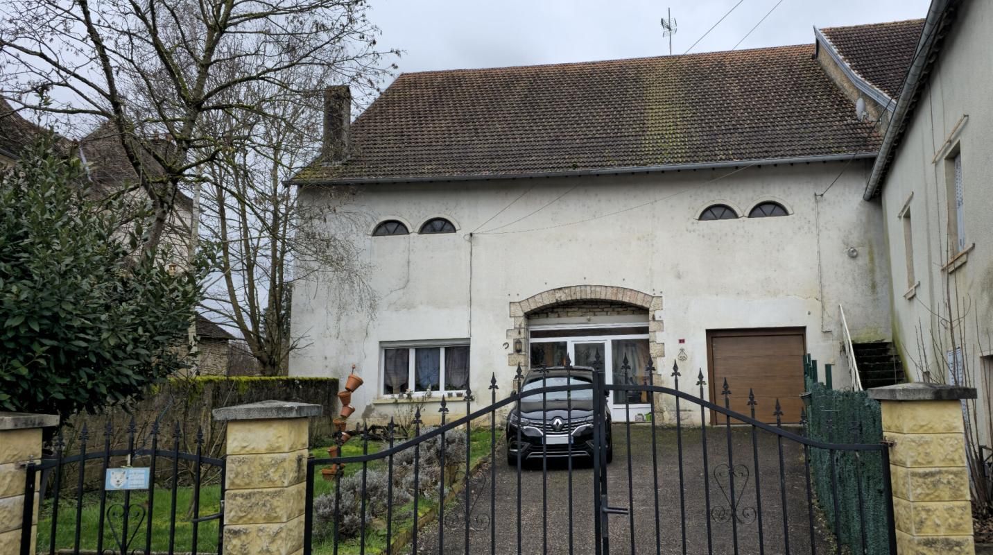 Maison en pierre 146m² rénovée situé à Frasne-le-Château