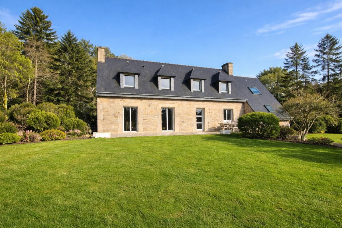 Maison de charme en pierres de 149 m2, Piscine chauffée, À 3 min de Plouay, 15 min de Lorient, Agglomération de Lorient, 25 min du littoral