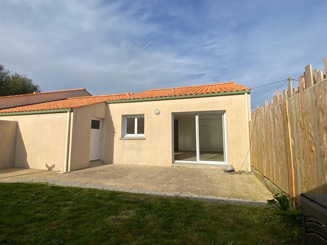 MAISON PLAIN PIED - 2 CHAMBRES - 44680 SAINTE PAZANNE - BUDGET 213 200 HAI