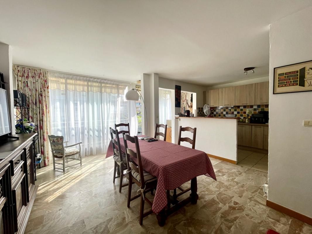 Appartement traversant T4 de 95m2, garage double et cave - Centre-ville - Hyères