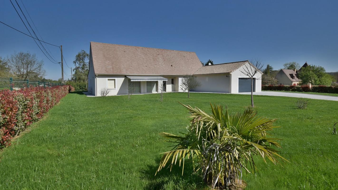Villa moderne parfaitement achevée avec garage et jardin à distance de marche d'une bastide