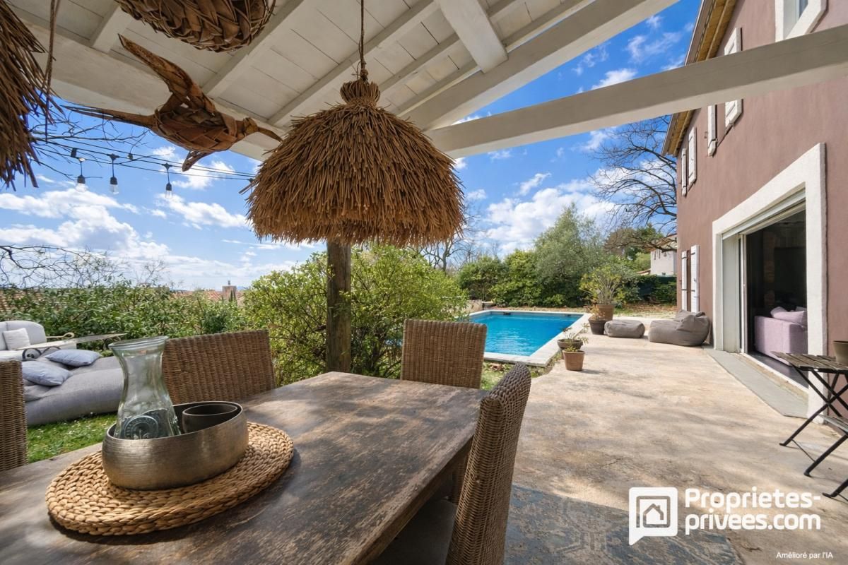 Villa contemporaine avec piscine, dépendance et vue dégagée