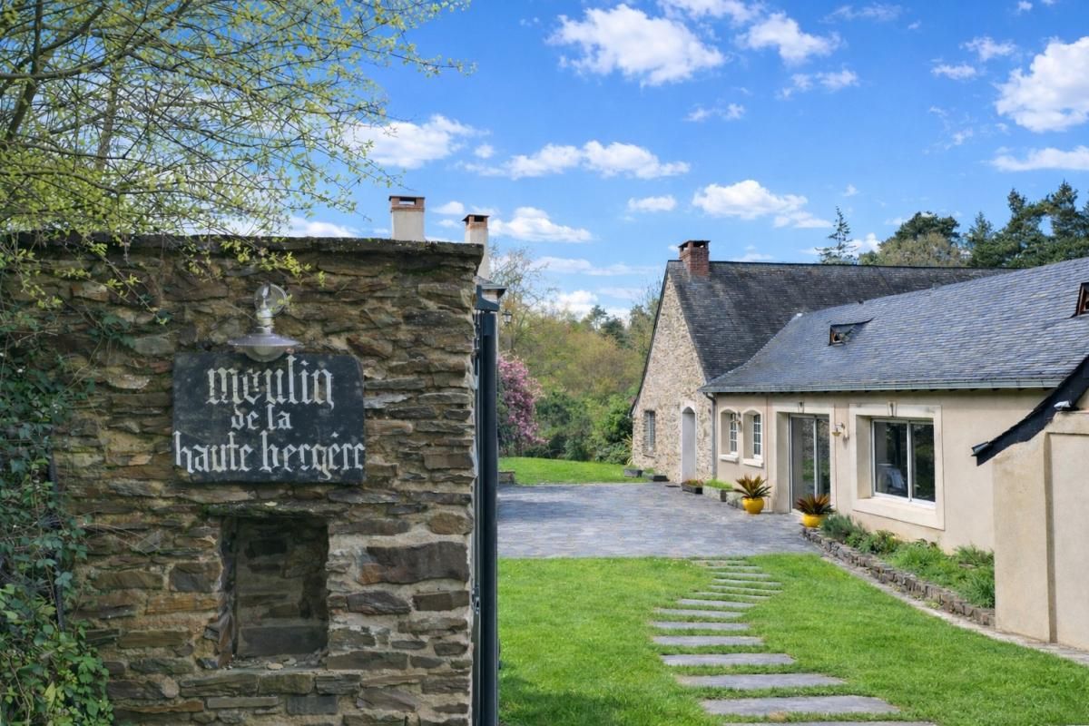 Domaine d'exception avec moulin du XVI siècle entièrement rénové, env 330 m² habitables - 15 hectares avec rivière et étang