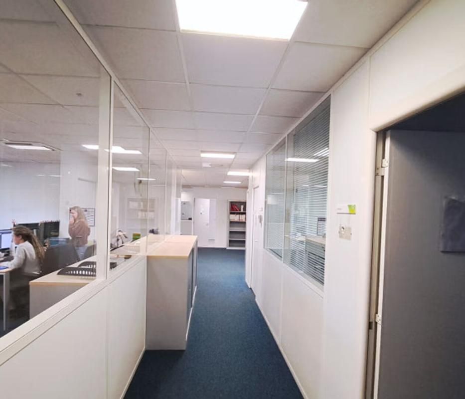 LABÈGE - BUREAUX & STOCKAGE (296 m²)