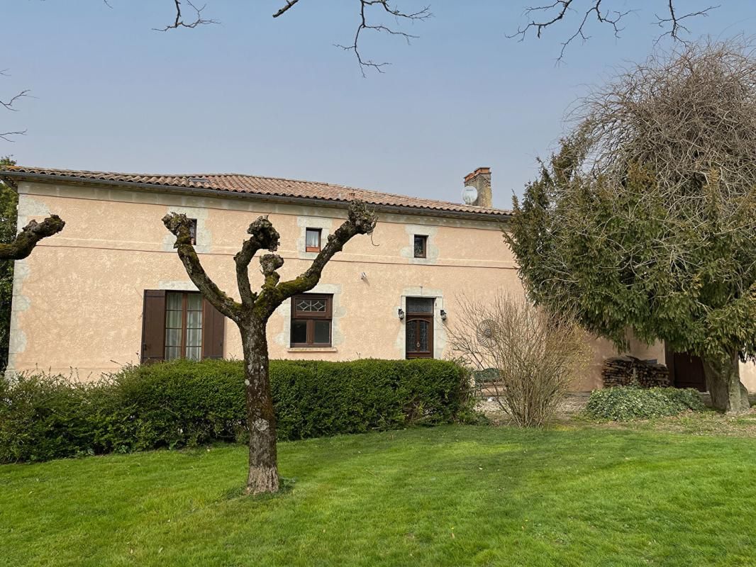 Ancienne ferme rénovée (270 m2) avec grange, intimité et vue dégagée