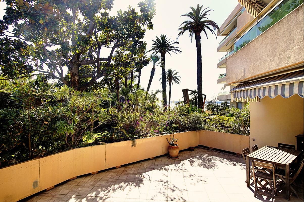 Cannes Palm Beach - Appartement en rez-de-jardin avec vue mer