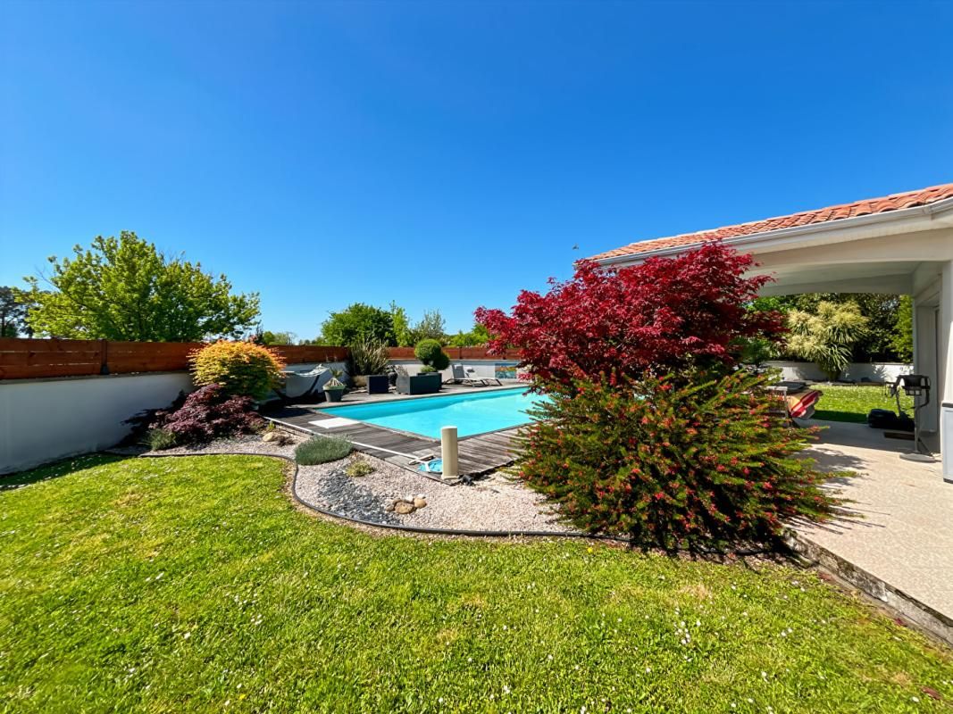Maison familiale 150 m² à vendre à Ambarès - 4 chambres - Piscine - Garage - Proche Bordeaux