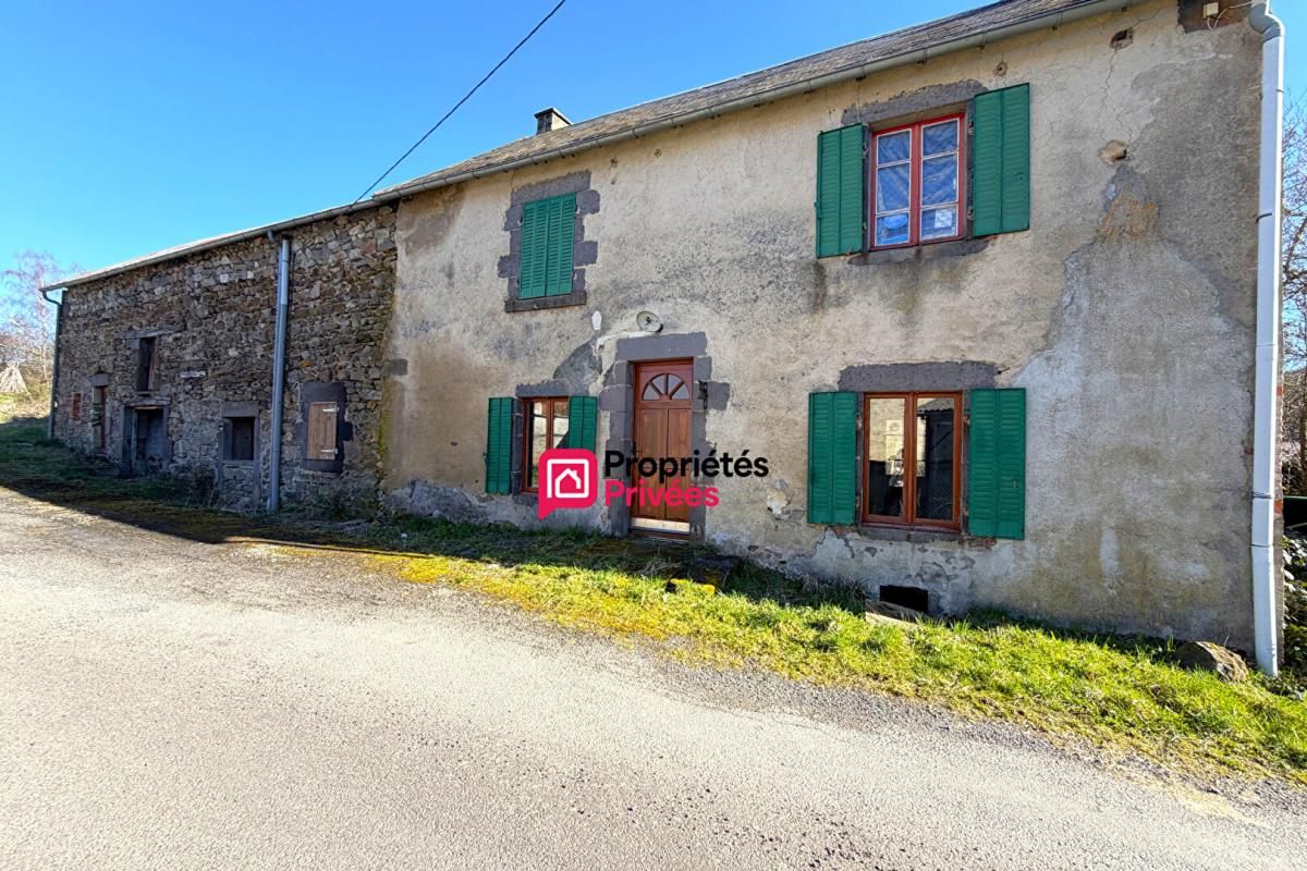 Maison de caractère en pierre à vendre Chapdes Beaufort de 120 m2 avec dépendances sur 960m² de terrain