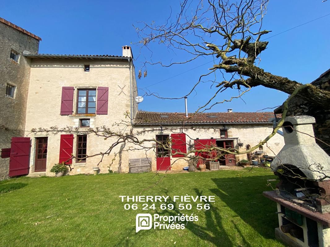 Saint Loup Lamairé 79600 - Demeure historique XVIe et XVIIe - Maison + gîte (344 m²) Dépendances