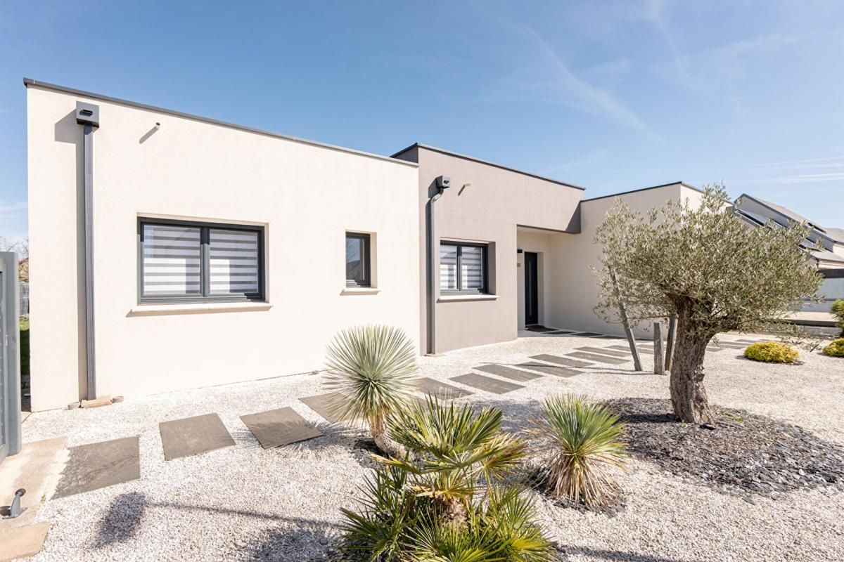 LIEUX UNIQUES ® x PROPRIÉTÉS PRIVÉES PROPOSE MAISON CONTEMPORAINE 112 M² - SAINT-GERVAIS-LA-FORÊT