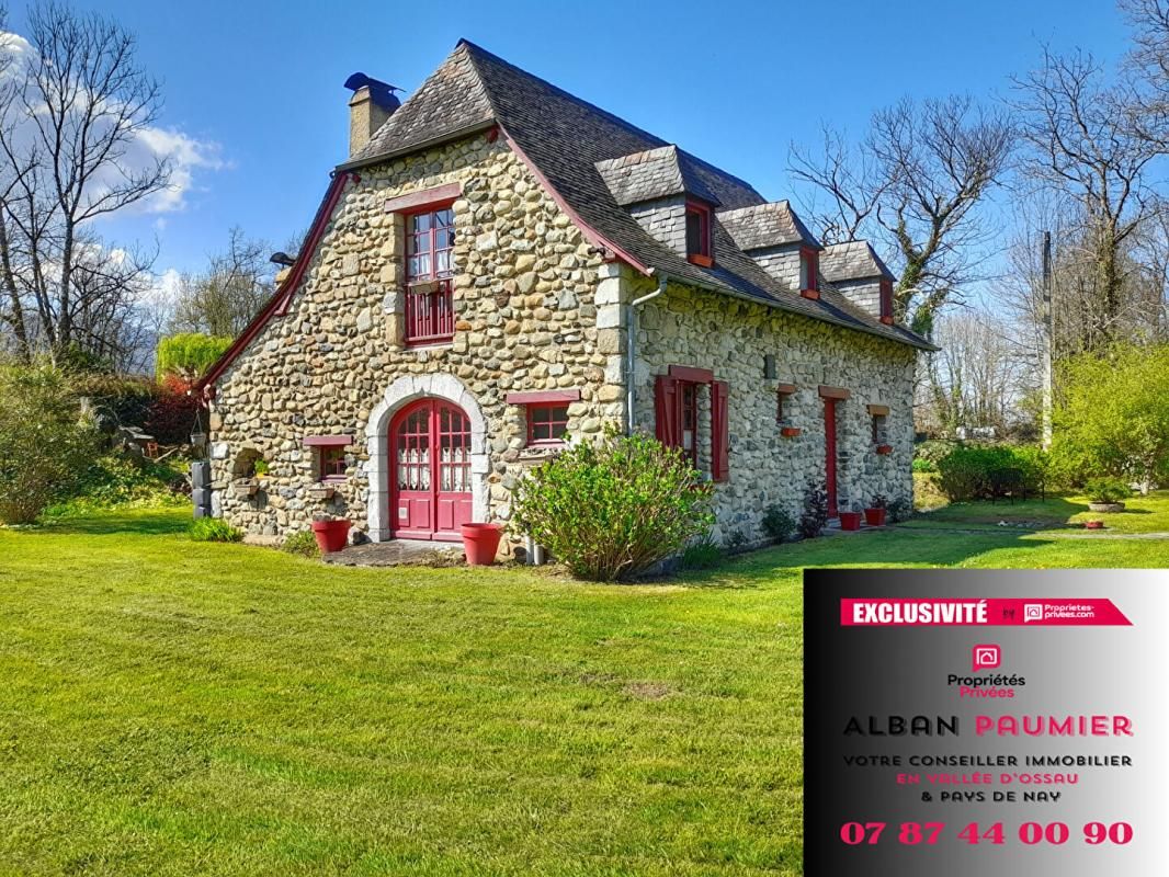 Charmante demeure en pierre avec vaste sous-sol et jardin paysager