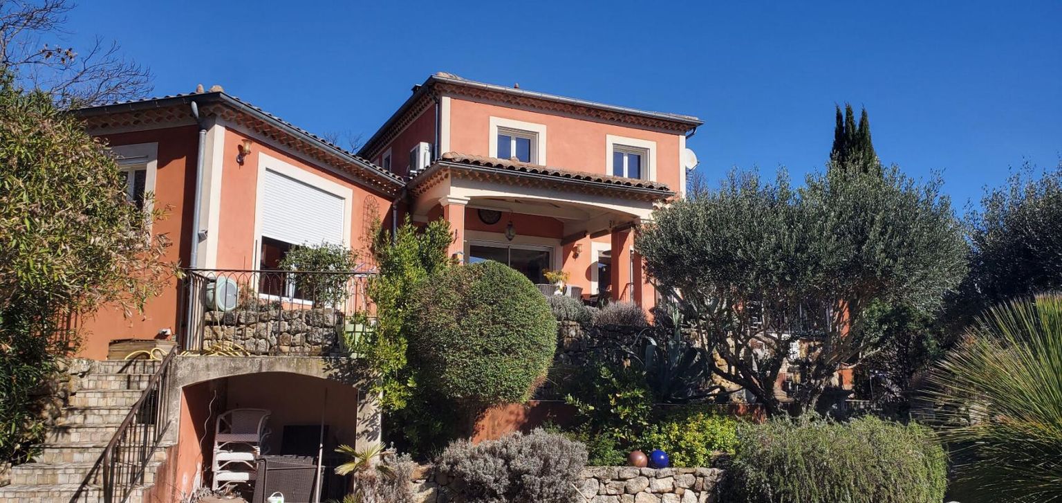 PROPRIÉTÉ D'EXCEPTION AVEC PISCINES, POOL HOUSE ET DEUX GÎTES INDÉPENDANTS