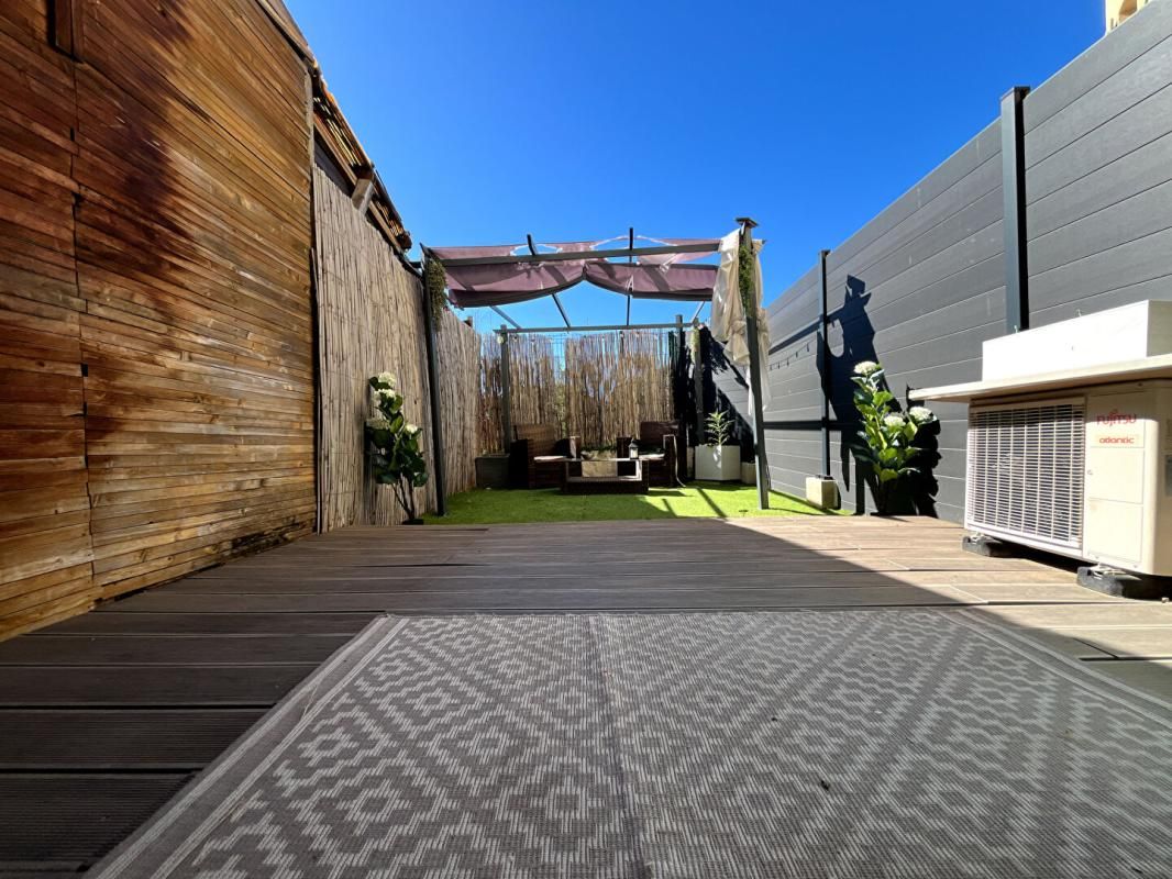 Magnifique appartement studio en rez-de-chaussée avec jardin et une place de stationnement à 200 m de la mer