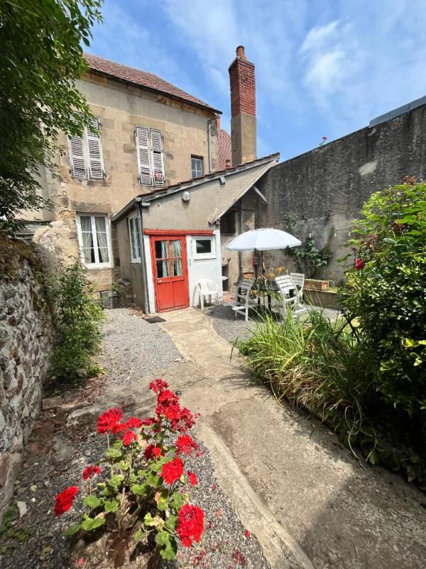 Le Montet Maison + Cour + cave + Jardin + puits + garage + dépendances