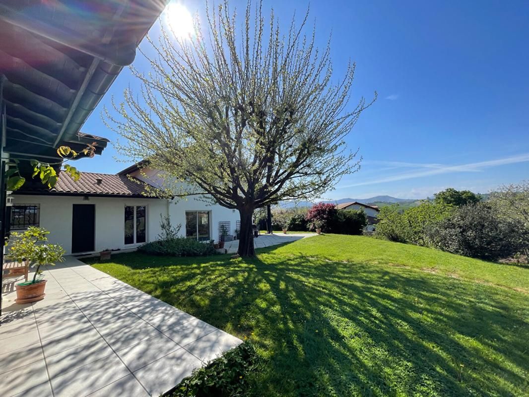 Ustaritz, Propriété familiale avec vue montagnes