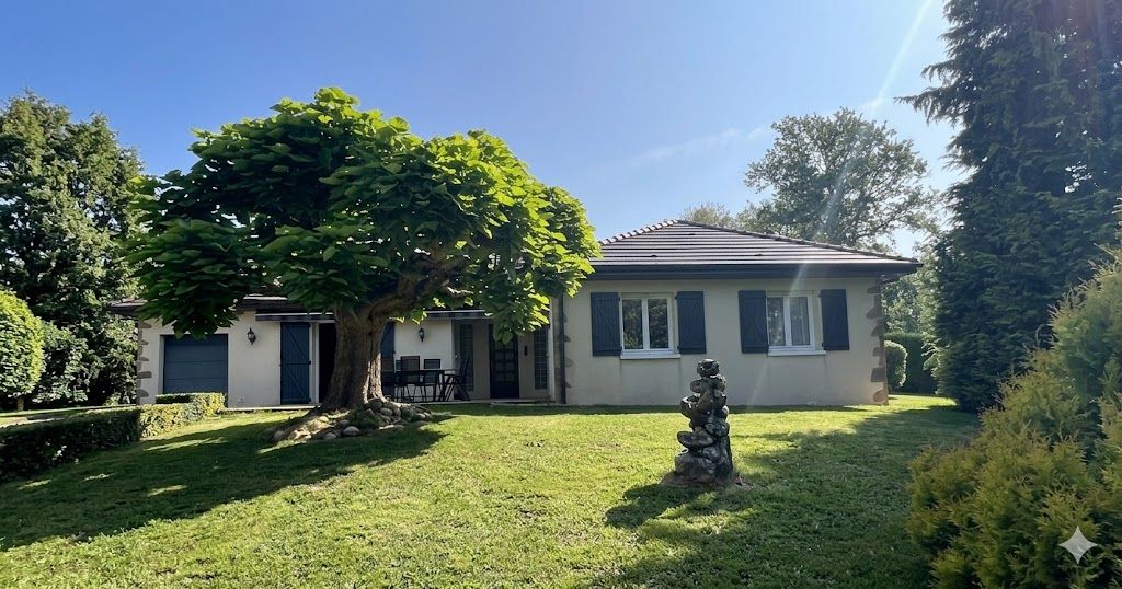 Maison contemporaine à Saint Mathieu avec 1,3 ha arboré avec piscine chauffée et pool house