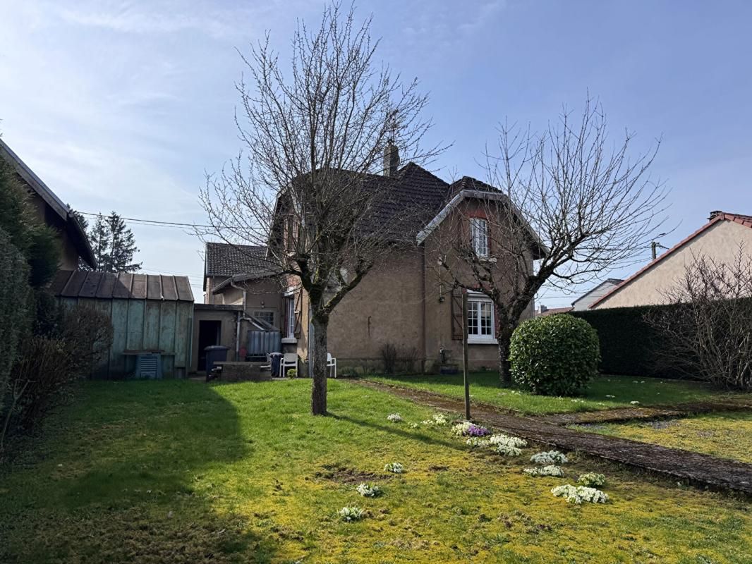 Maison familiale avec fort potentiel - 3 chambres - Jardin clos - Double garage