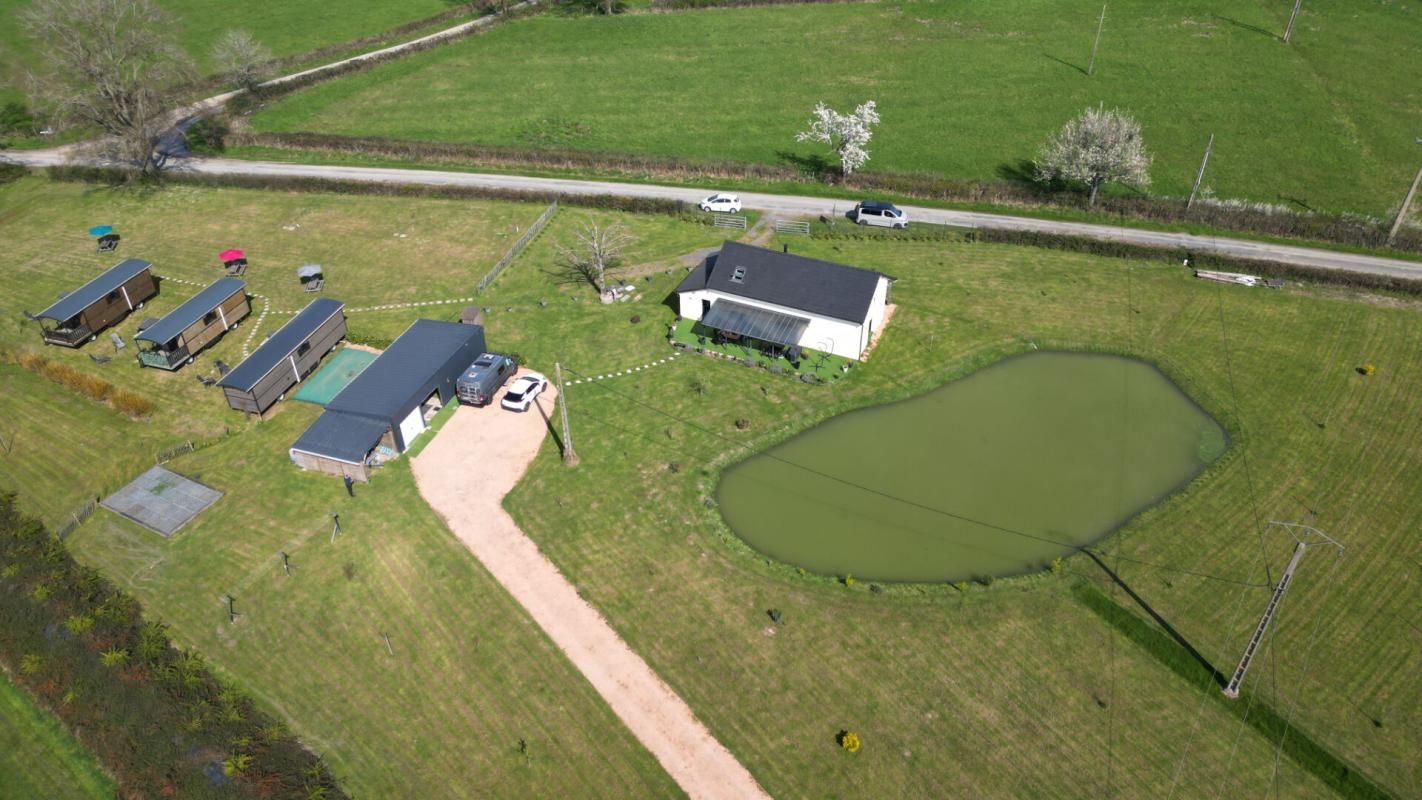 Maison + hébergements insolites sur 1 ha