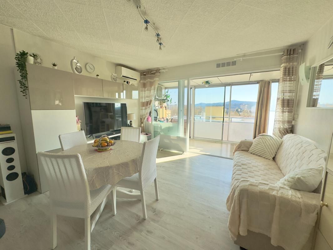 Appartement deux pièces aperçu mer à vendre centre ville Le Lavandou