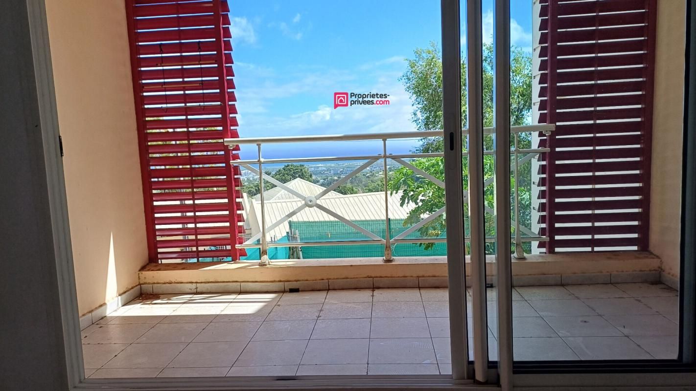 97490 Moufia beau T1 d'environ 26 m² plus varangue env 8m² et place de parking sécurisé