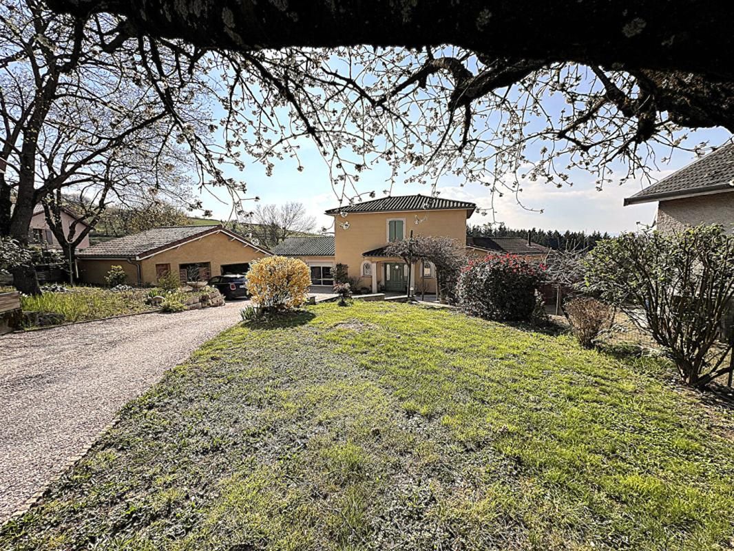 FLEURIEUX SUR L'ARBRESLE. Villa 195 m2 -5 chambres- sur terrain 1656 m2 avec dépendances et piscine