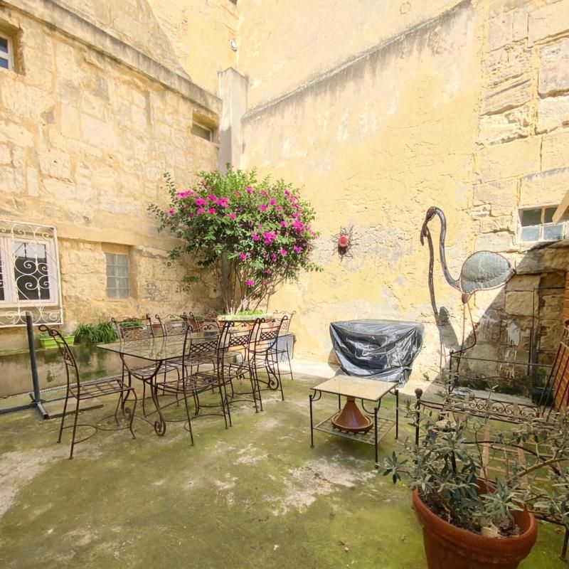 Appartement 4 pièces 100 m2 avec cour et Garage