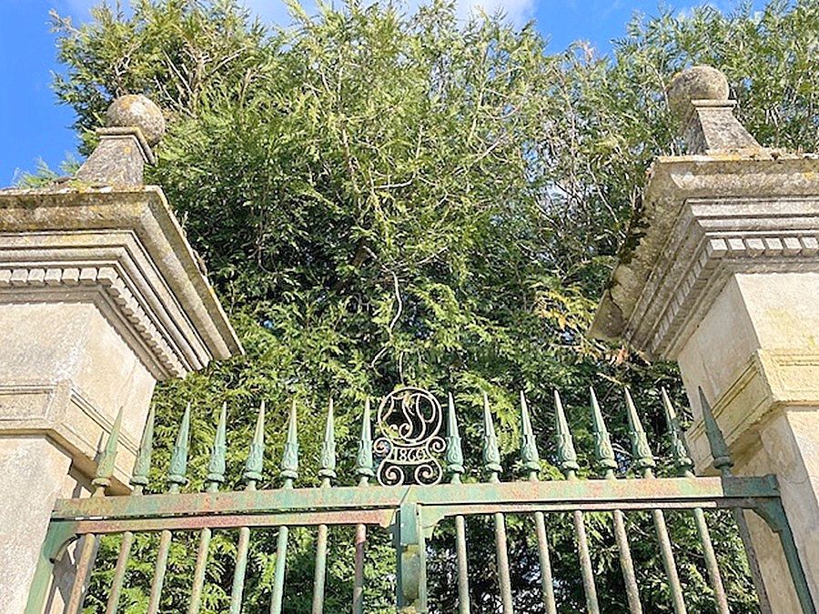Maison de Maître 1860 - 371 m² - 6 chambres - Domaine avec dépendances - Proche Surgères & Aigrefeuille