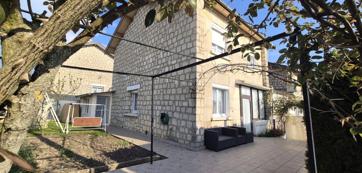 Belle Maison en Pierre ou de Caractère de 112 m² Rénovée avec Goût avec sa Cour fermée de 12 m², Terrasse de 56 m², Vérandas Chauffées, Garage de 32 m² avec Buanderie, Chaufferie PAC Air-Eau, Cuisine d'été et Terrain clos, arborés de 286 m² avec son Barbe