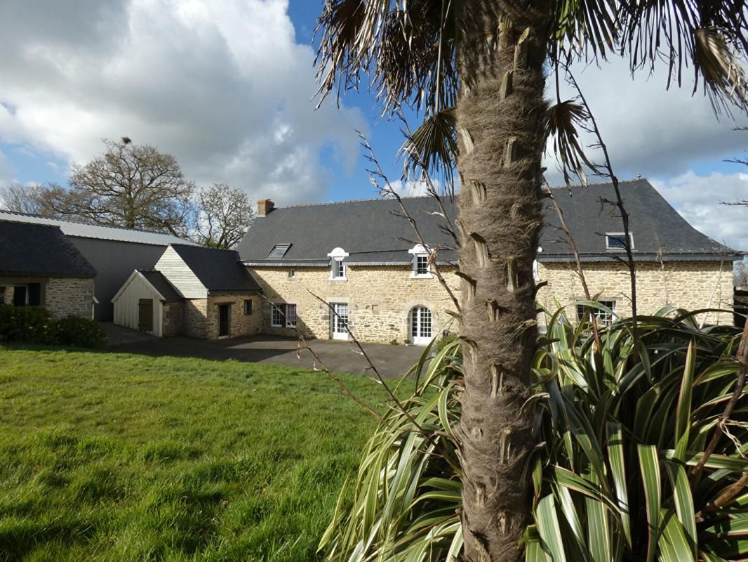 A 10 mns de la gare TGV de LAMBALLE, Maison 9 pièces de 270 m2 sur un terrain de 5 560m2