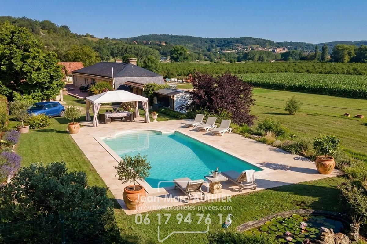 Maison atypique de 228 m2 4 chambres jardin piscine proche commerces