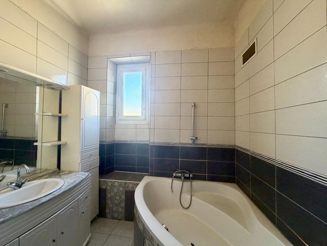 Spacieuse maison avec grand terrain et double étage - Molières-sur-cèze