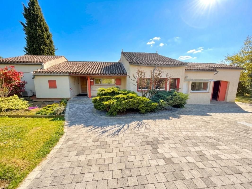 Pradines (46090), maison 5 chambres 210 m2 sur 5000 m² de terrain avec piscine