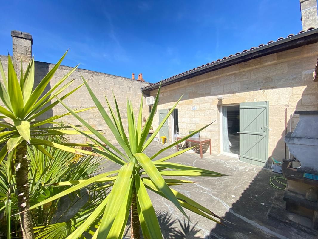 Grand appartement 2 chambres, 3 possibles, avec grande terrasse, grand entrepôt de 134m² qui peut être utilisé en grand garage et atelier