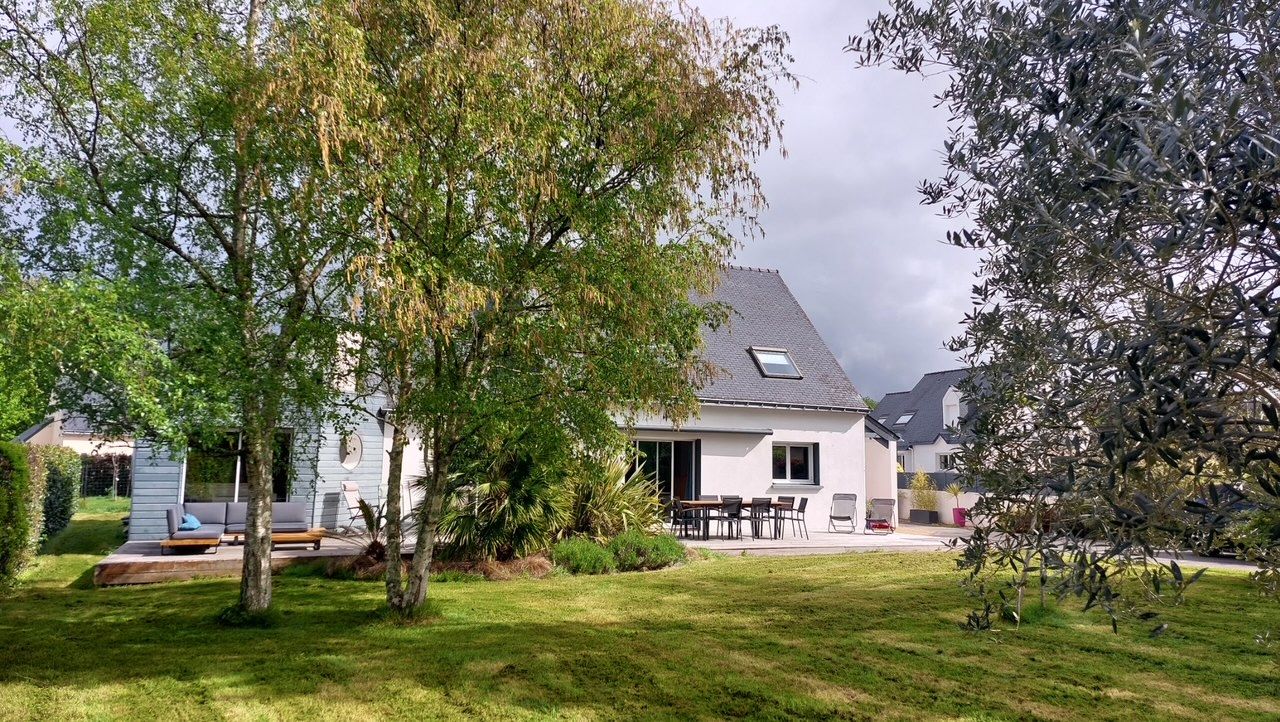 Maison de quartier proche du bourg de Meucon