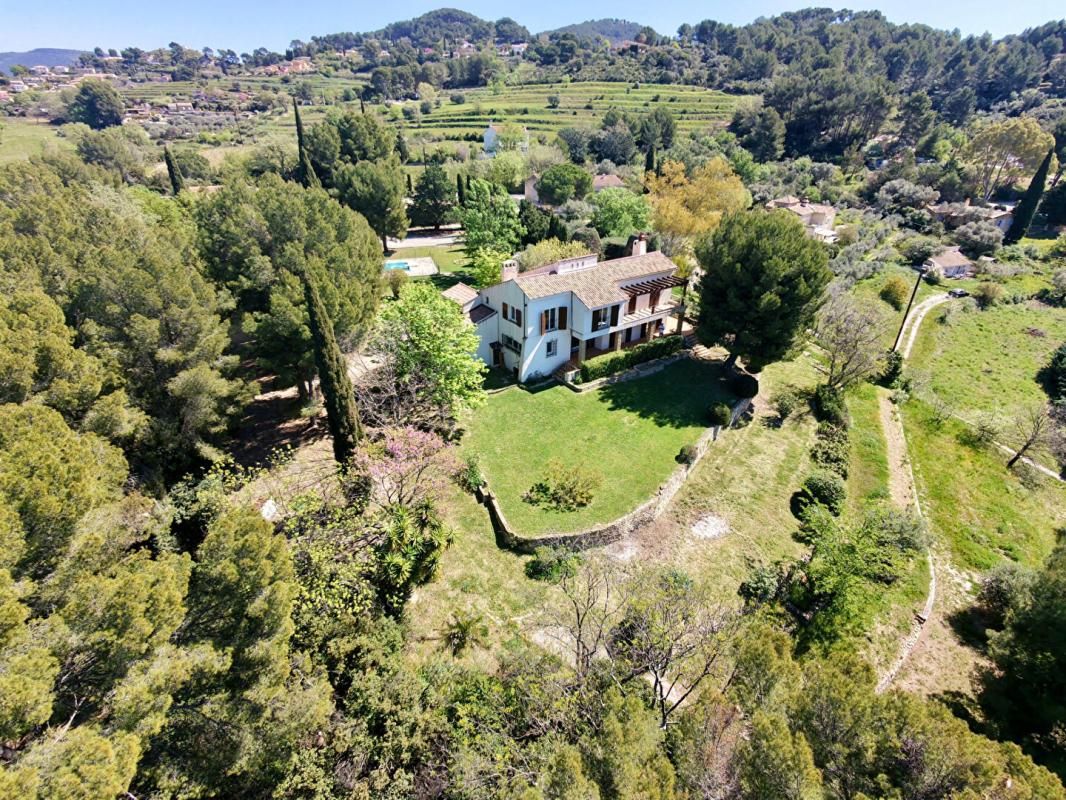 Le Castellet Propriété de caractère au potentiel exceptionnel, au coeur d'un écrin de nature - 860 000 euros