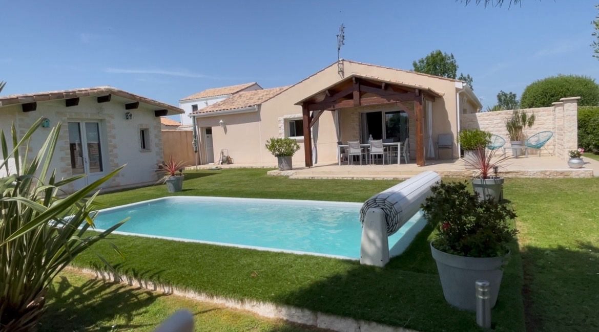 Maison Familiale de plain-pied avec piscine Soubise 118 m2