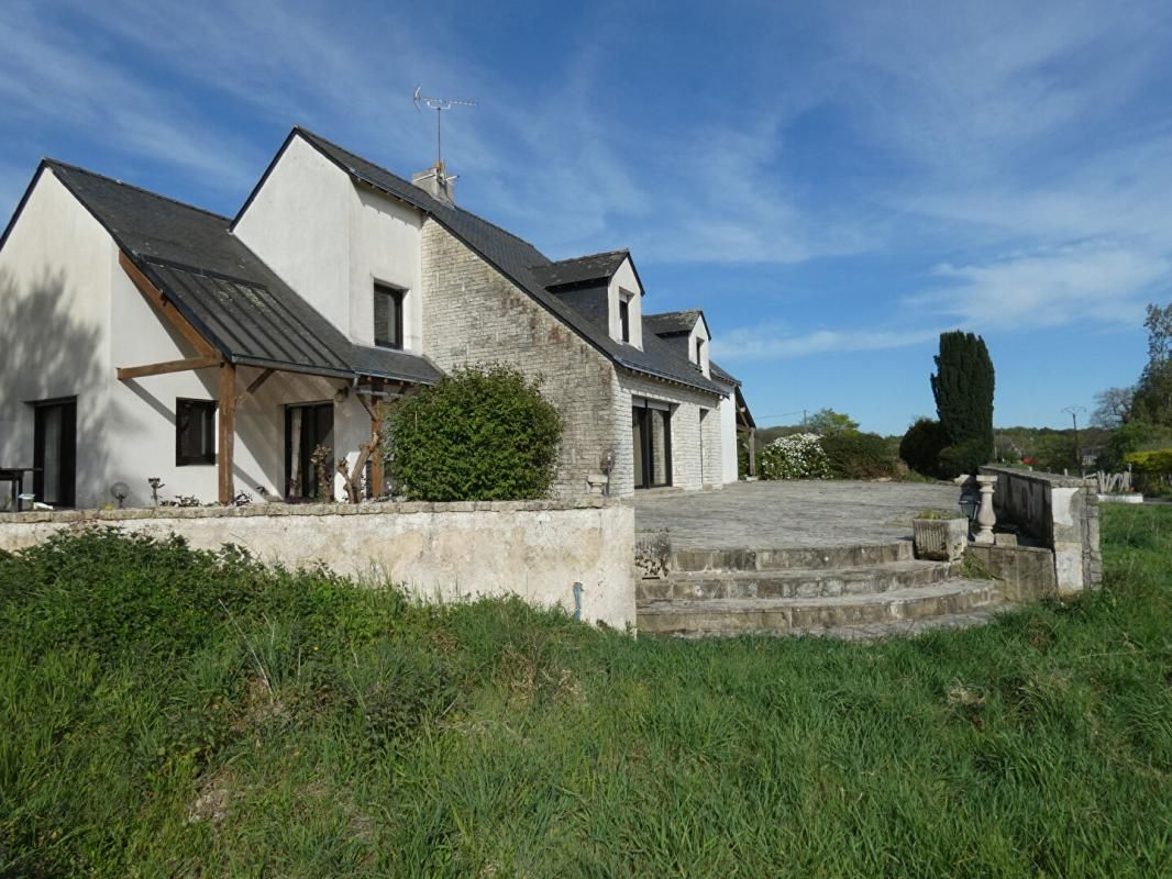 Maison d'architecte de 200m2 - en très bon état - sur près 95 000m2 !