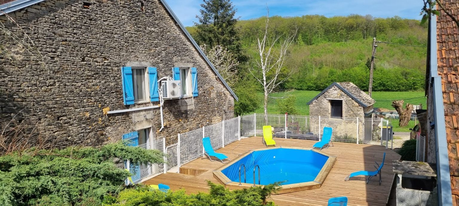 A colombier (70000) Ensemble immobilier de 2 maisons sur 33 ares de terrain à 247 500 euros