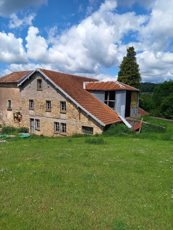 Ferme à rénover de 500 m2 à La Creuse (70240) Axe Vesoul/Lure sur 40 ares de terrain à 15 minutes de Vesoul à 69 900 euros
