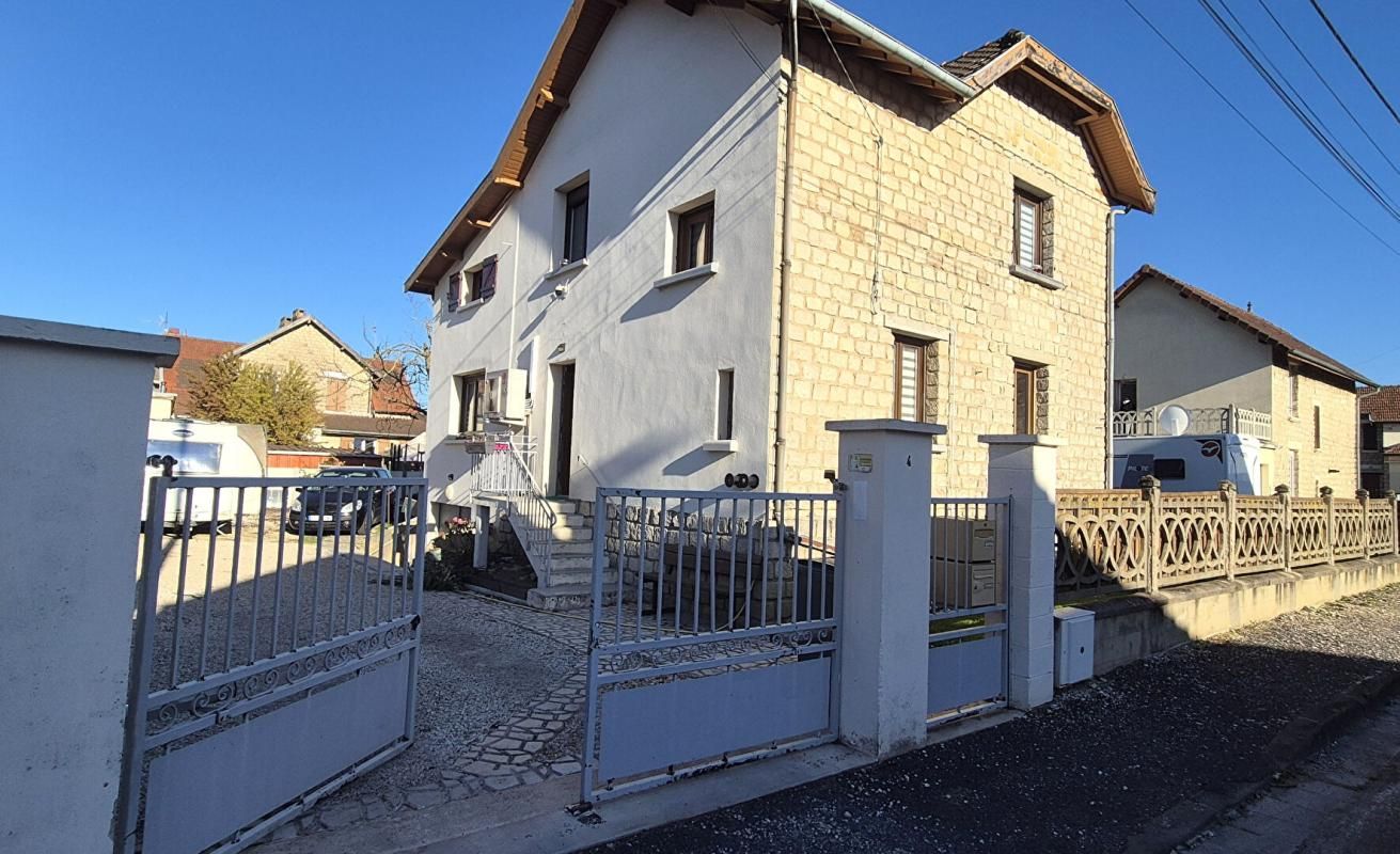 Belle Maison Individuelle en Pierre ou de Caractère de 131 m² à Remettre à votre Goût avec sa Cour sécurisée de 100 m², Terrasse de 28 m², Sas d'entrée, Sous-sol complet de 73 m² avec Buanderie, Atelier, Cave, Chaufferie PAC Air-Air, Climatisation, Pannea