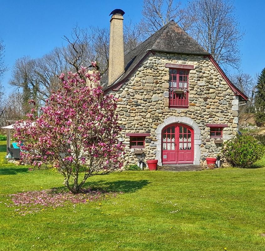 Charmante demeure en pierre avec vaste sous-sol et jardin paysager