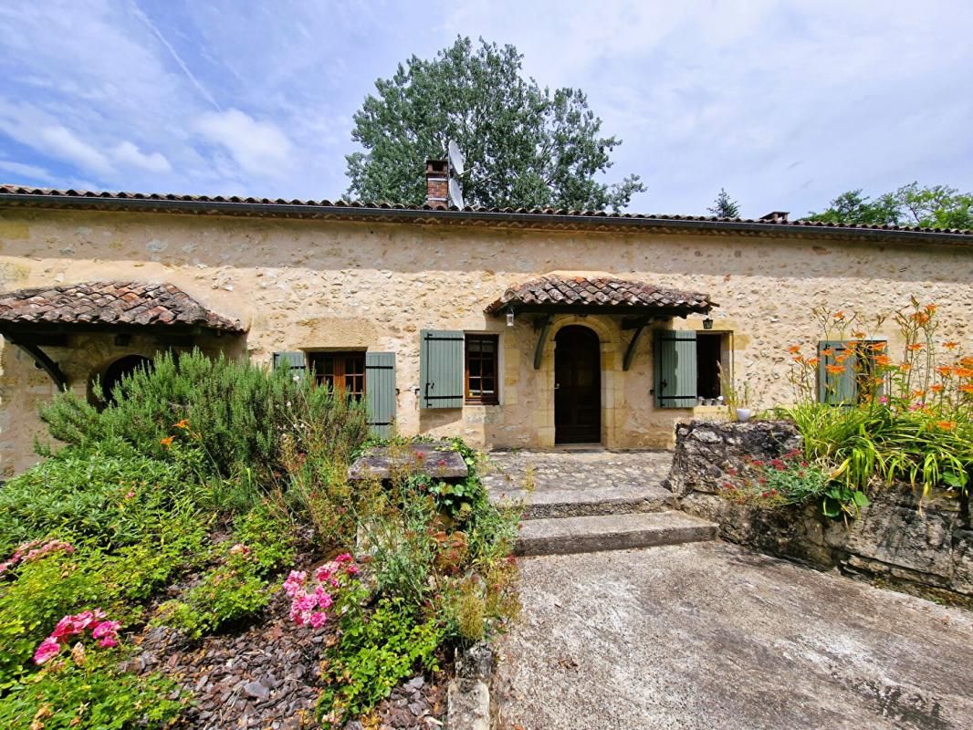 Moulin XIIIème siècle restauré en bord de cascade - Exclusivité