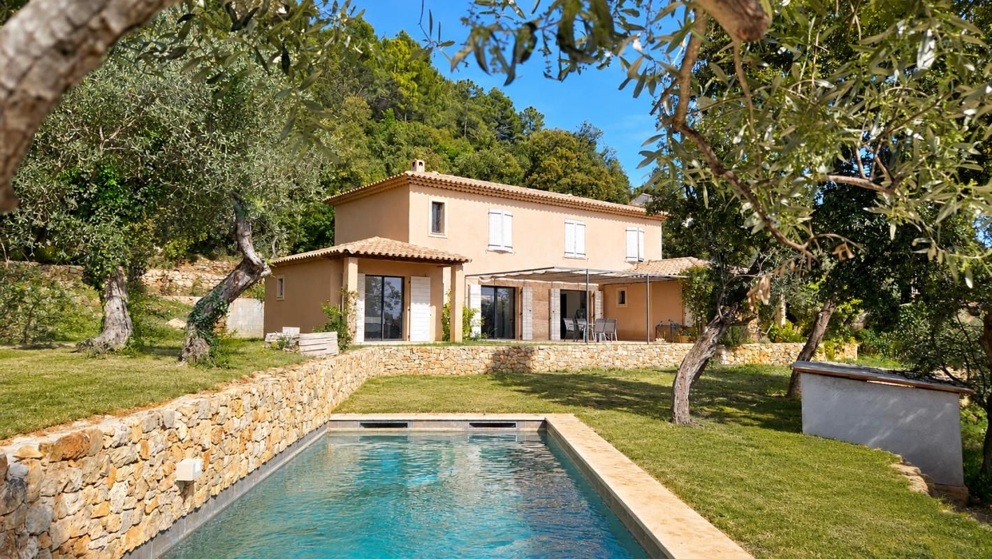 Claviers , Var . Villa contemporaine avec vue dégagée, piscine et terrain de 5800 m²