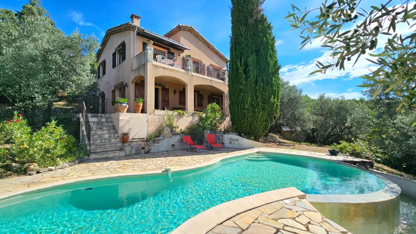 Villa de caractère , piscine originale, vue dégagée à 180 °