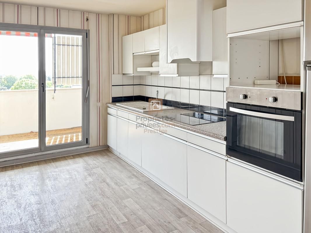 BORDEAUX CAUDERAN Appartement de trois pièces avec terrasse, balcon ascenseur cave et parking