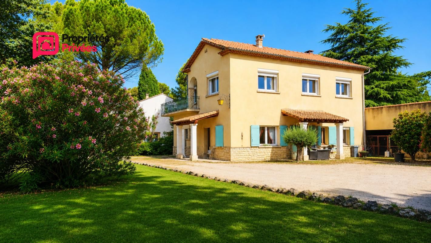 Bagnols Sur Cèze :Villa sur deux niveaux avec double potentiel habitation / professionnel 172,48 m2 Habitables , 5 chambres, dépendance 120m2