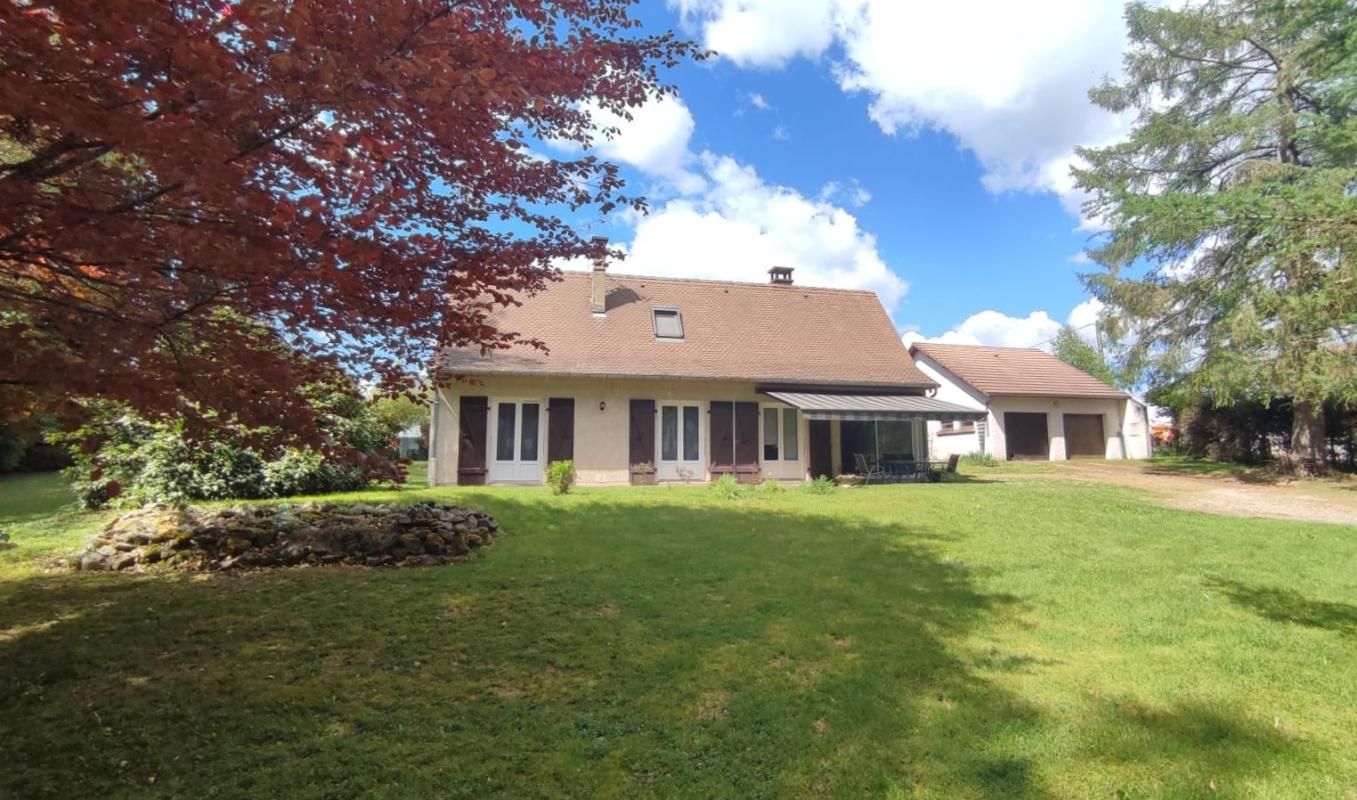 Charmante Maison dans beau quartier de Lanobre 15270