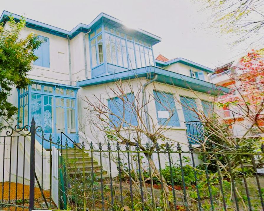 ARCACHON - Appartement de caractère avec jardin privatif au sein d'une remarquable villa Arcachonnaise