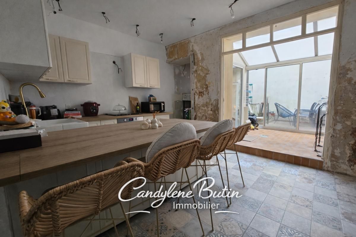 BEAUX VOLUMES et FORT POTENTIEL ,MAISON DE CARACTÈRE EN COEUR DE VILLAGE